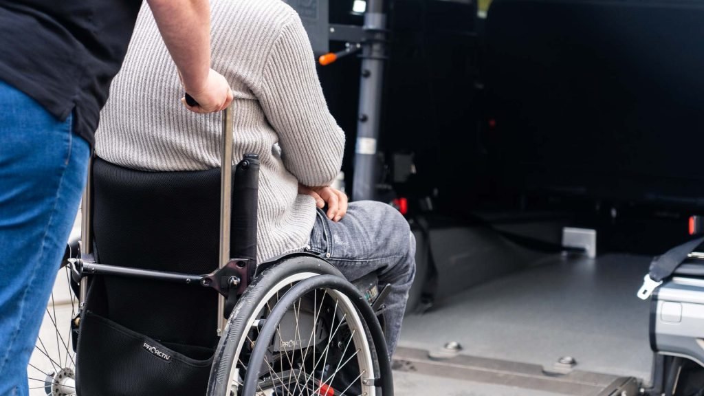 7 Leistungen Laderampe Rollstuhl Huckepack